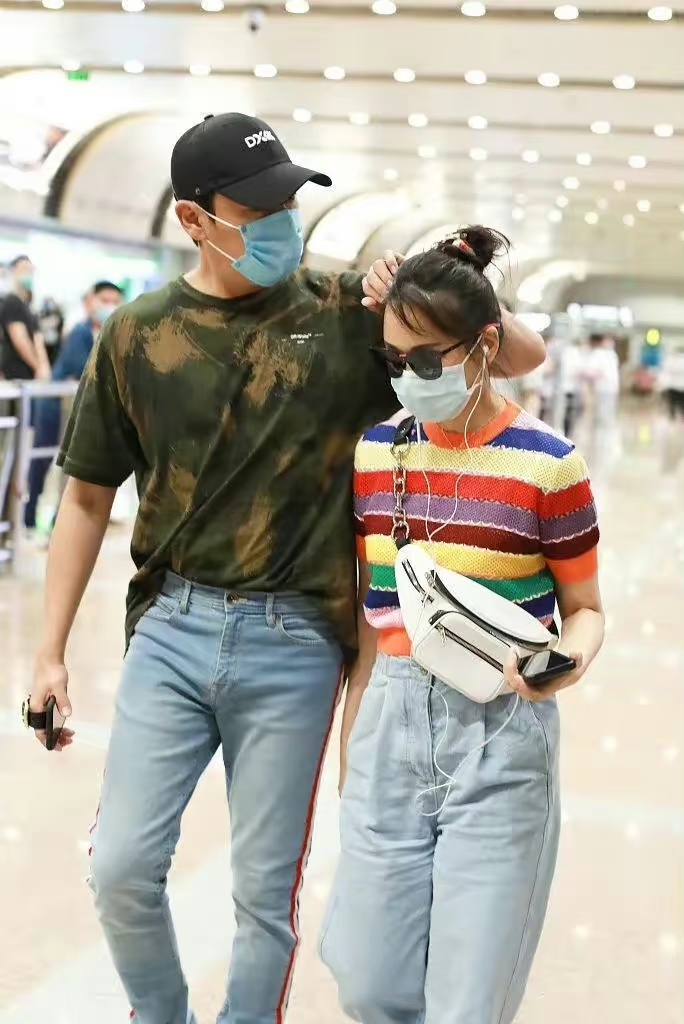 她真是嫁对人了,小10岁的老公对她宠爱有加,婆婆对她也好,她也很旺夫