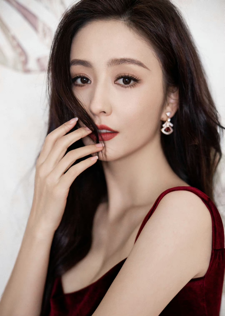 佟丽娅吊带裙写真,优雅高贵,魅力四溢!