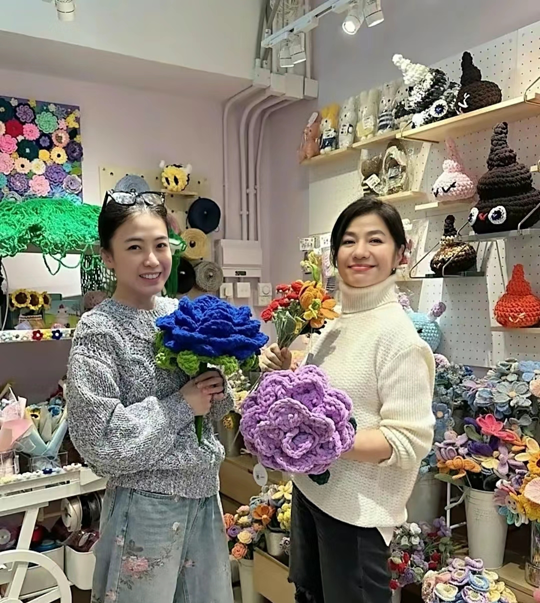甘比自从当上了富婆面相都变了跟钟楚红合照一点都不输看得出来她