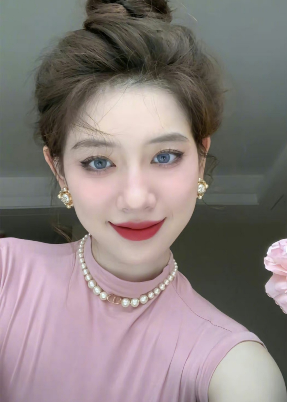 传说中的b站站花,虽然只是小小一个美妆区博主,却因为过人的美貌,让无