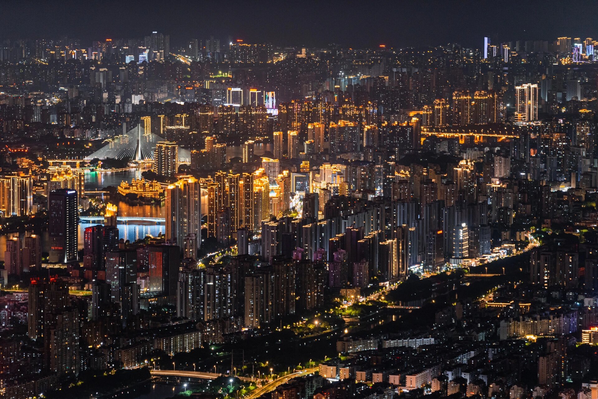 沈阳的城市夜景航拍简直美得令人窒息,从高空中俯瞰,沈阳的夜景犹如