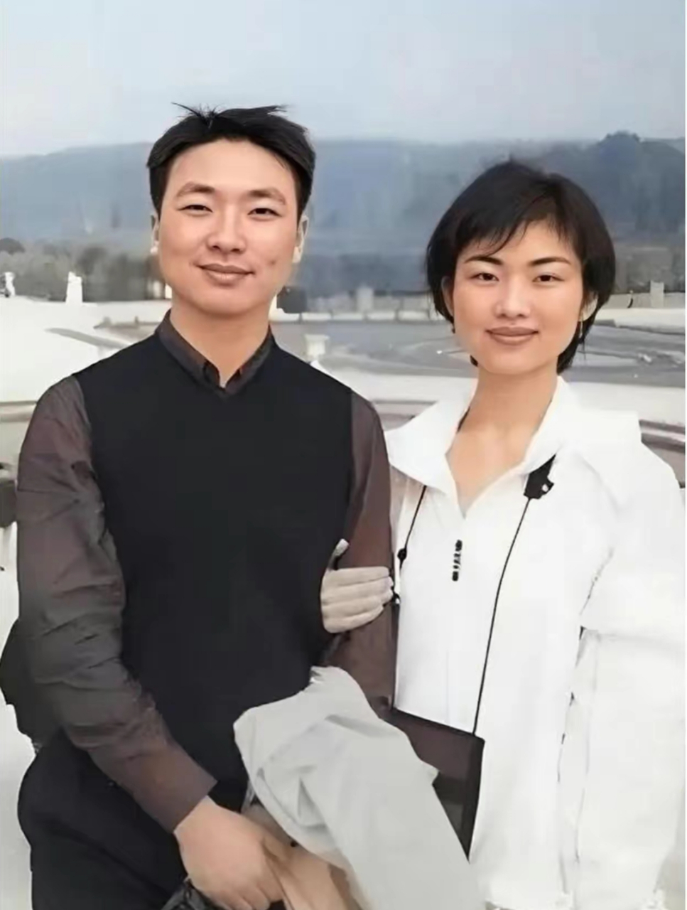 康辉和妻子年轻时的合照,两口子长得也太有夫妻相了吧,如果他们有孩子