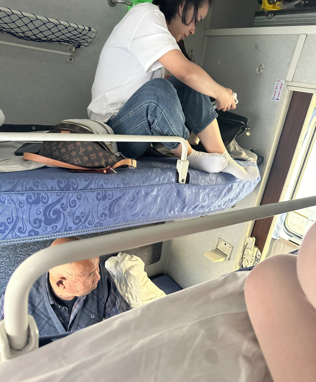 去北京的火车上,我购买的是软卧上铺,斜对面下铺是一个3 0岁40出头的