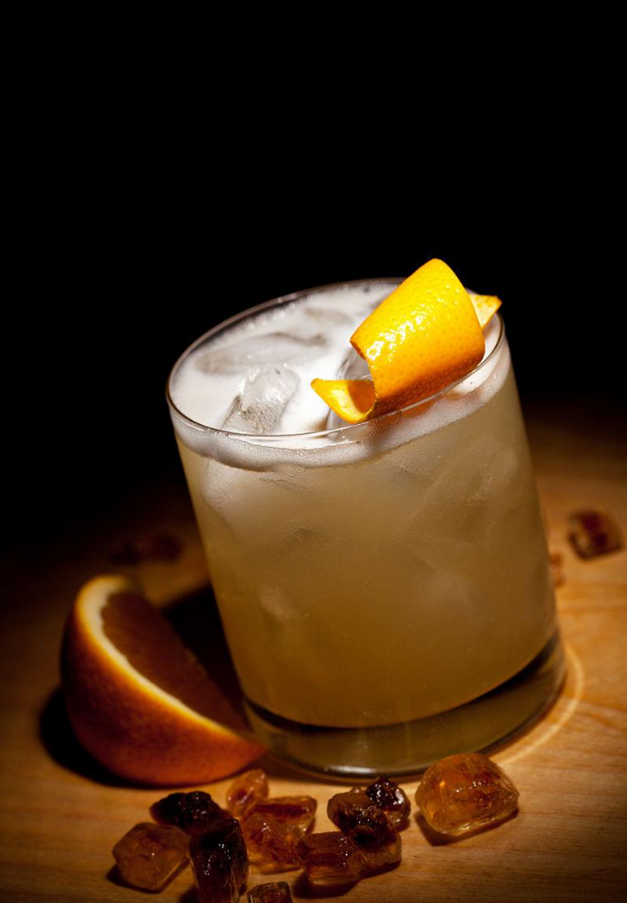 威士忌酸是一款经典鸡尾酒,起源于19世纪,配料简单包括威士忌,柠檬和