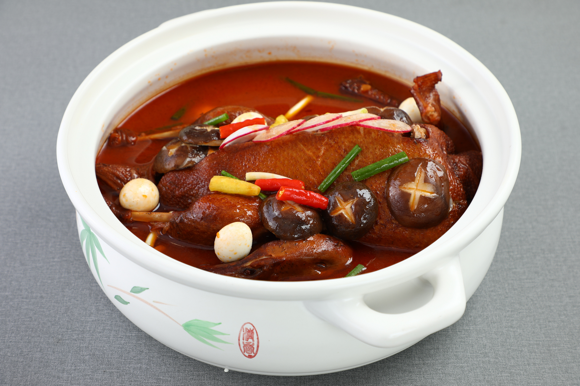 开阳豆花牛肉:以鲜嫩的豆花和牛肉为主要食材,配以特制的调料