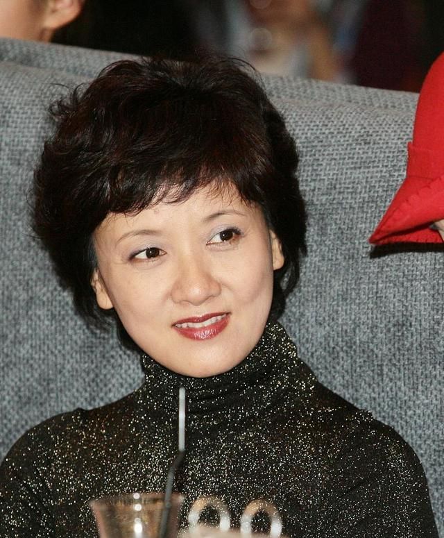 明星故事# 邓婕黑衣显得高贵.@新时代文娱的动态