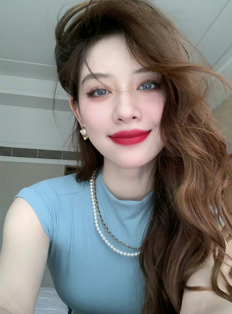 传说中的b站站花,虽然只是小小一个美妆区博主,却因为过人的美貌,让无