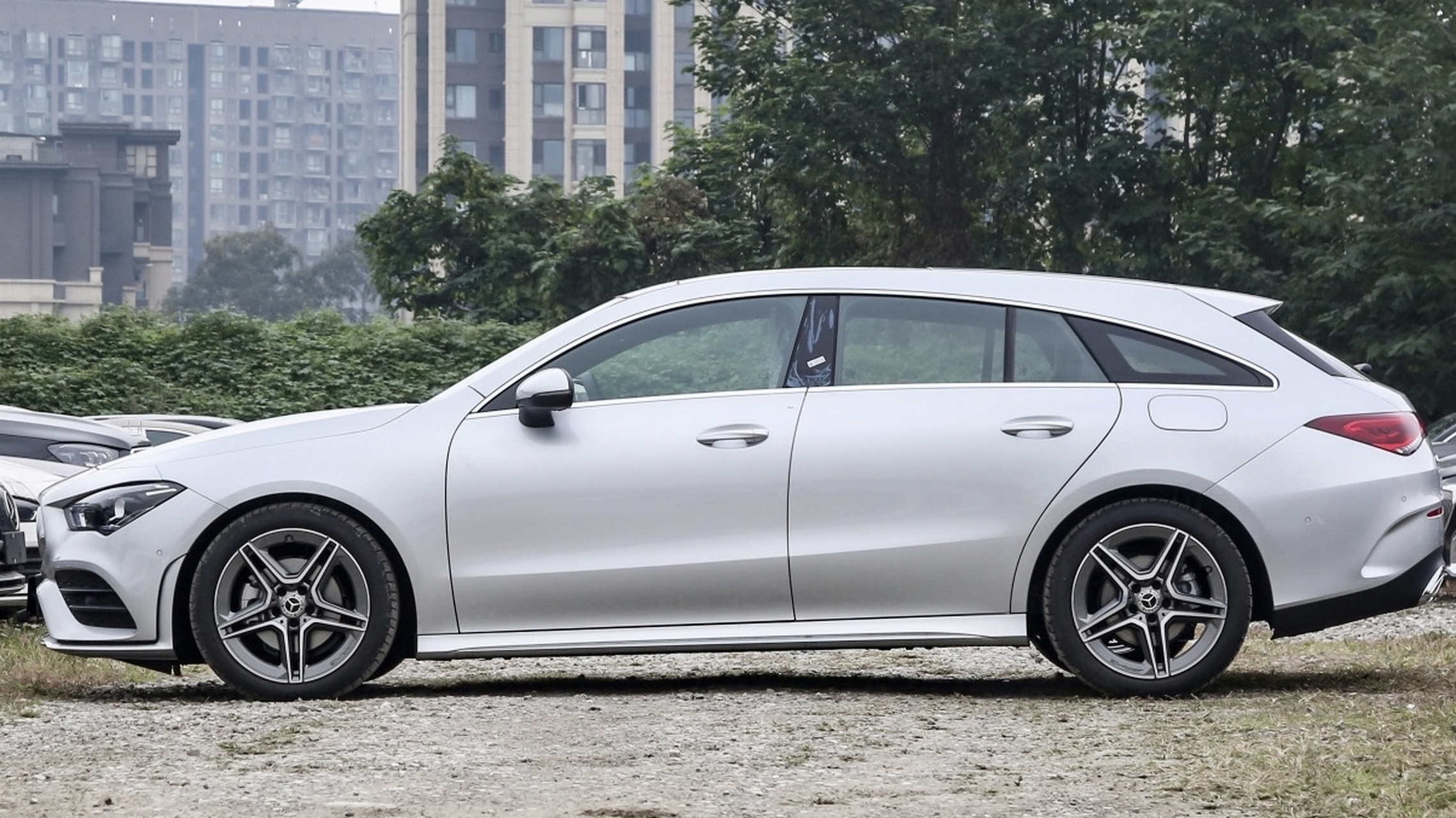 新款奔驰cla200,两厢旅行版车型,优雅的侧身线条和低趴的姿态