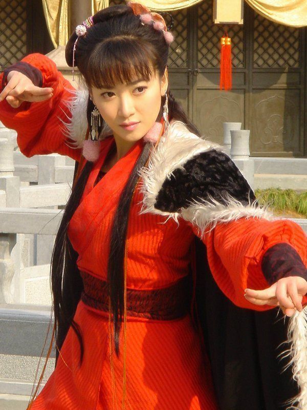 郭芙从小得到父母郭靖黄蓉的疼爱,外公黄药师的疼爱.