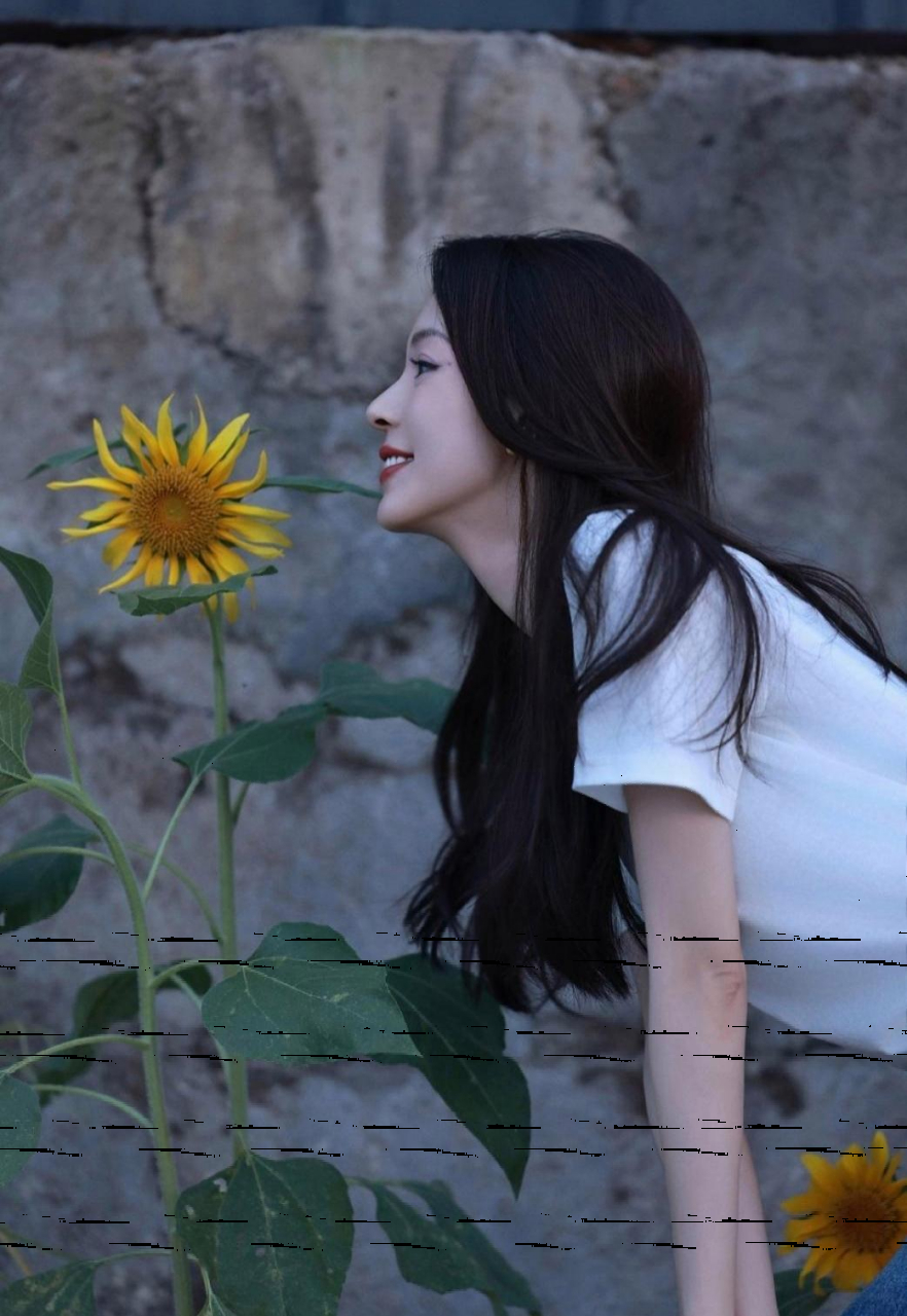 陈瑶白色上衣搭配牛仔短裤,俏皮清纯