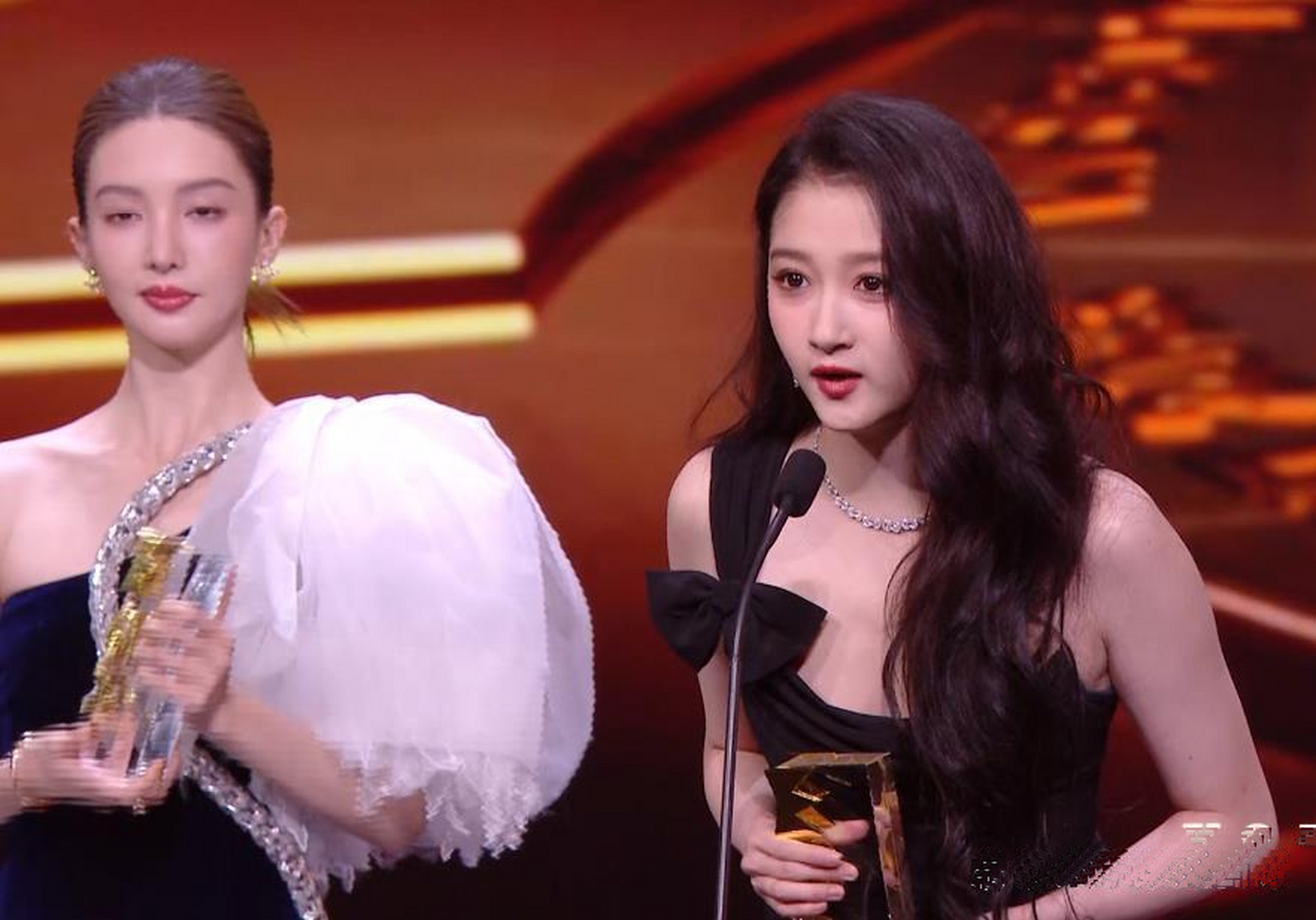 看看关晓彤和金晨这两张脸,女演员真的不能过度医美