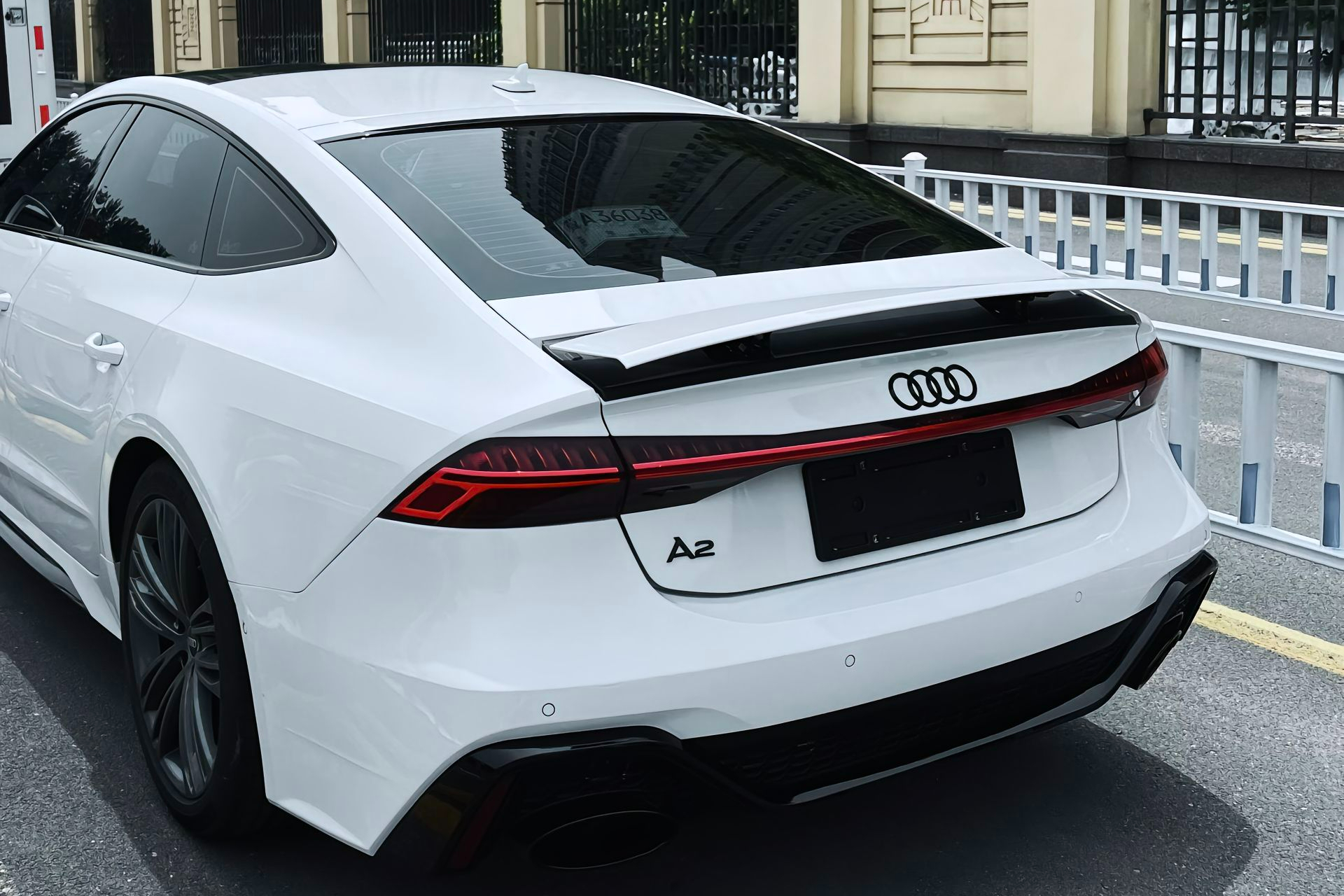 奥迪a2是奥迪公司推出的一款全铝轿车,以其前卫的外形和先进的技术在