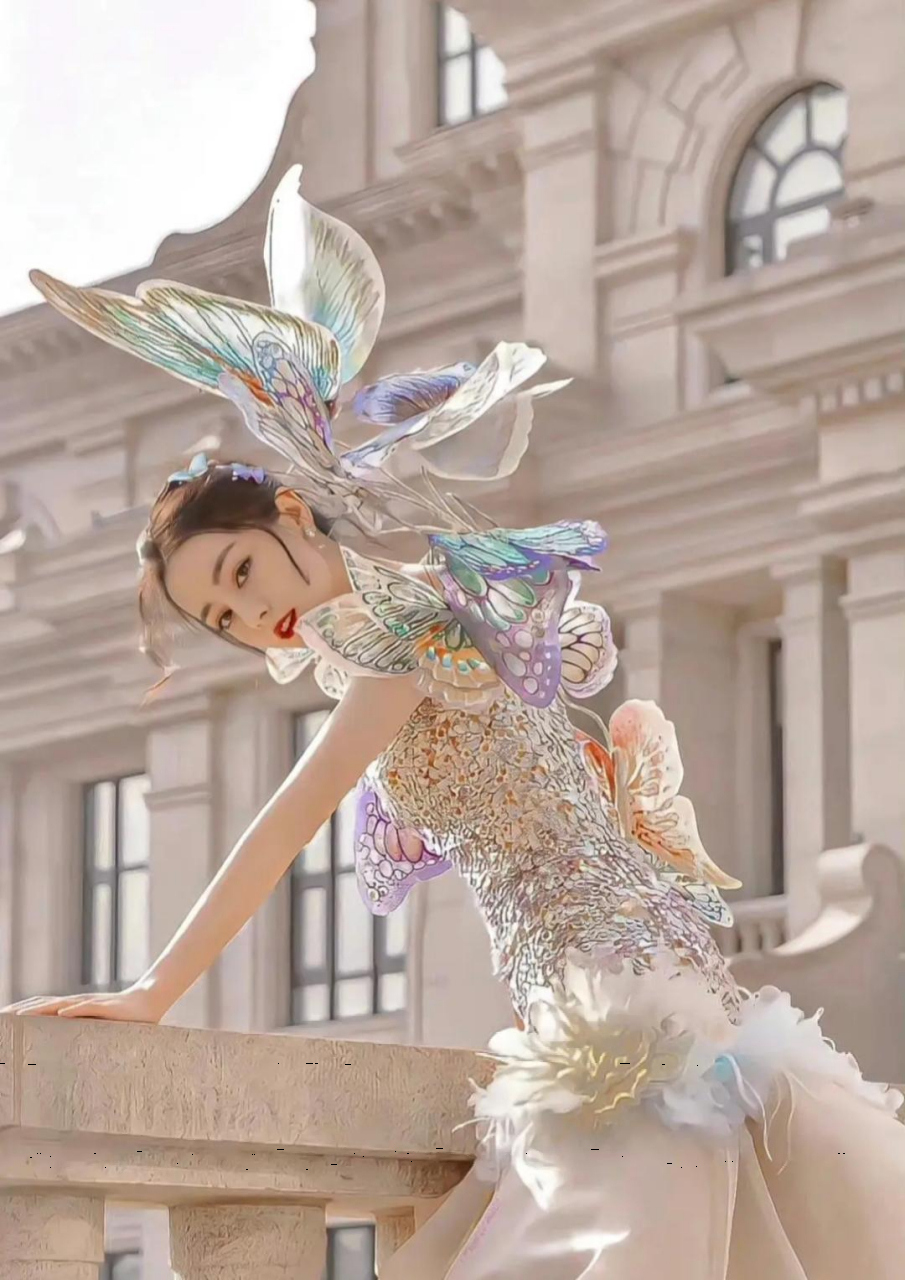 迪丽热巴身穿蝴蝶裙,时尚又个性