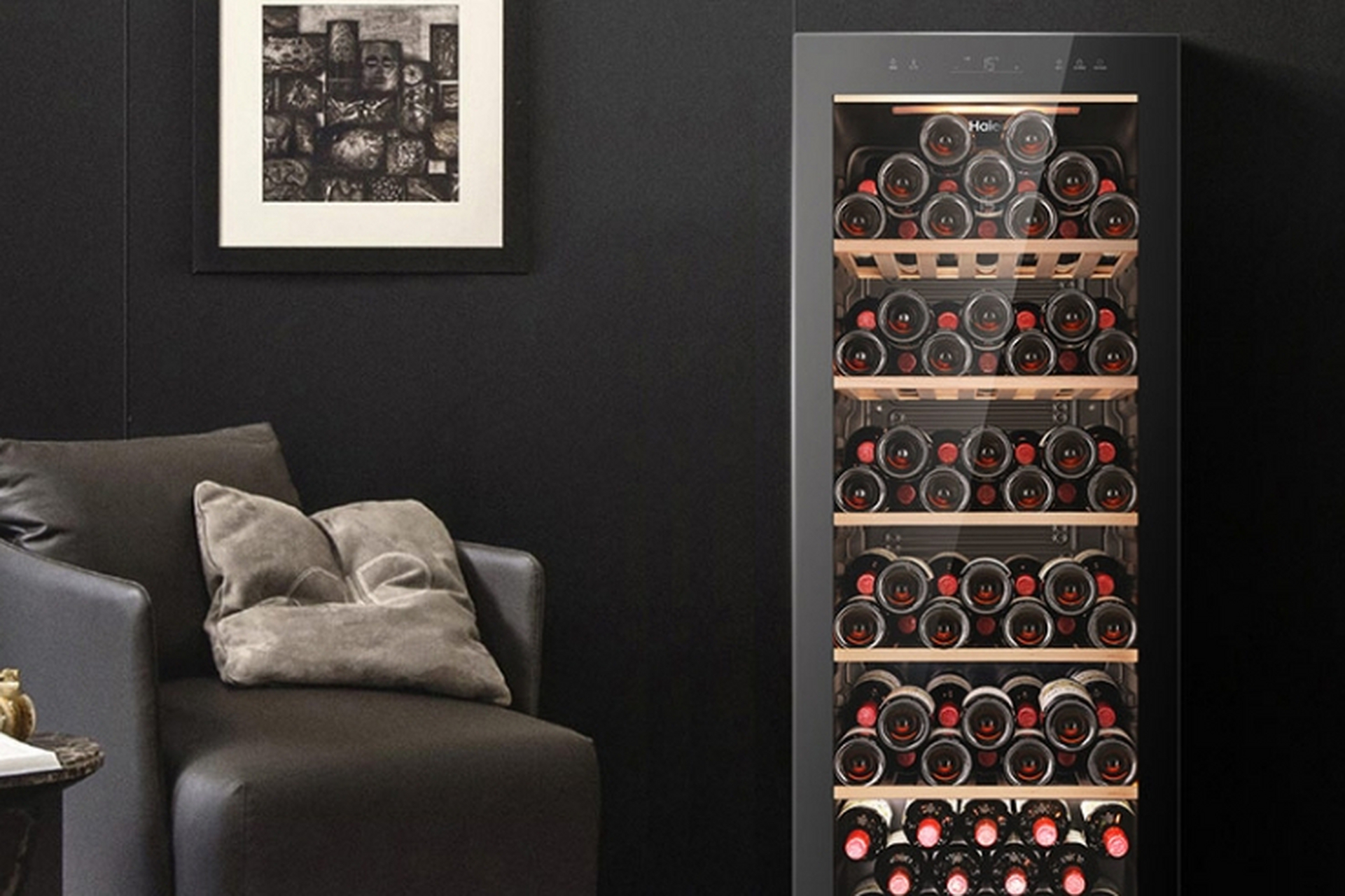从247瓶大型酒柜到33瓶精巧款式,海尔红酒柜让每瓶酒都得到最佳呵护.