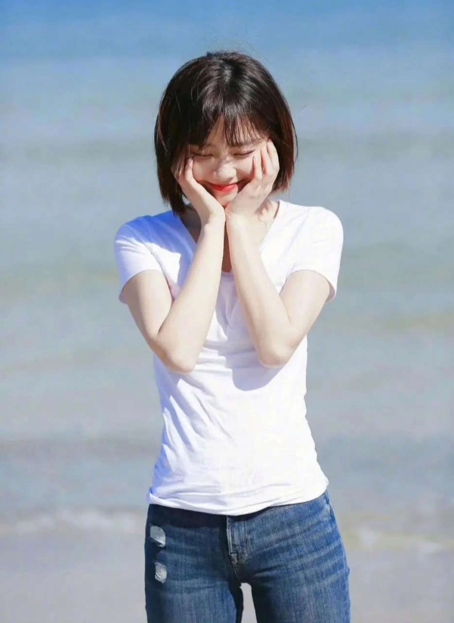 身穿白色短袖搭配牛仔裤,谭松韵俏丽清纯