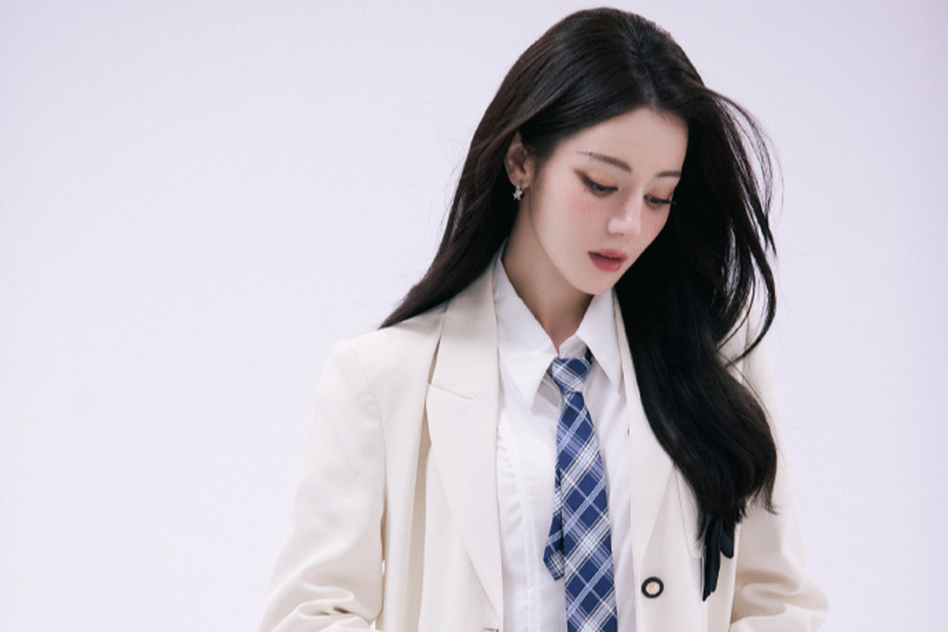 她青春靓丽的学姐形象备受称赞,同时展现了高智商和学霸本色,赢得了