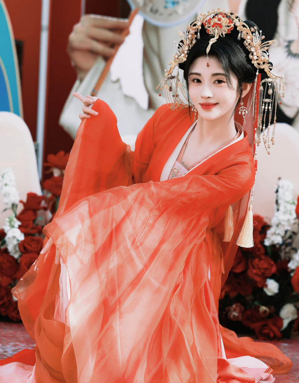 鞠婧祎一身红衣好美.