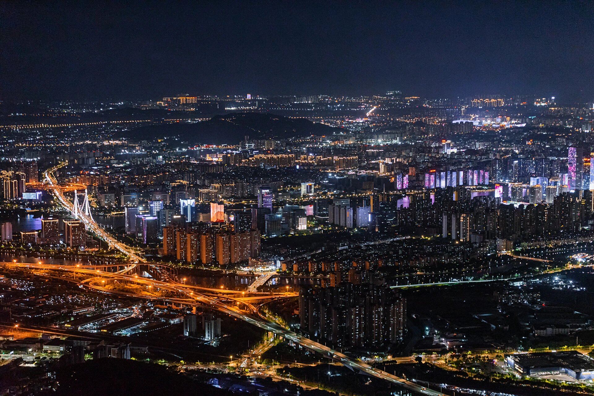沈阳的城市夜景航拍简直美得令人窒息,从高空中俯瞰,沈阳的夜景犹如