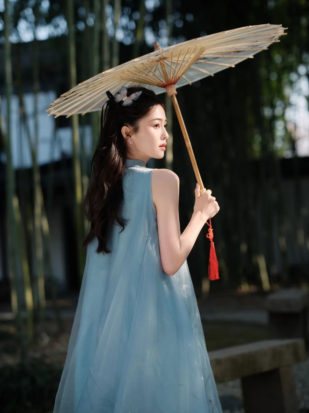 油纸伞和雨天更配: 她,如晨曦中的一缕阳光,轻轻地洒在心上,带来无尽