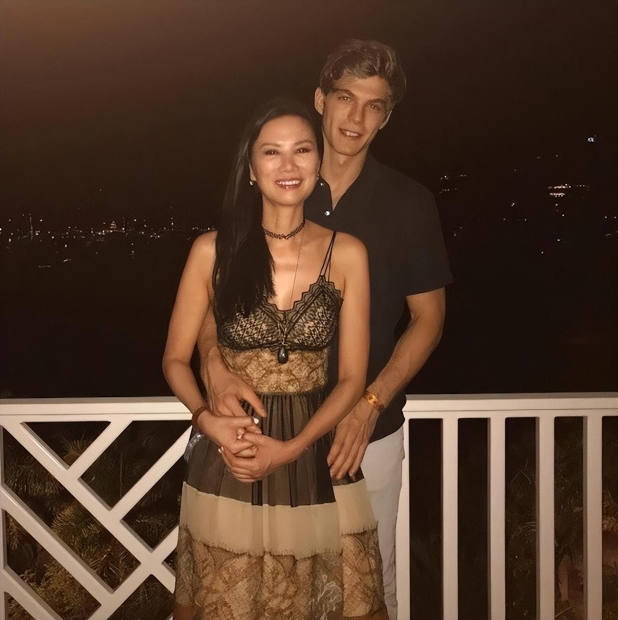 55岁邓文迪一袭绿裙贵气十足离婚11年小鲜肉不断却一直没结婚
