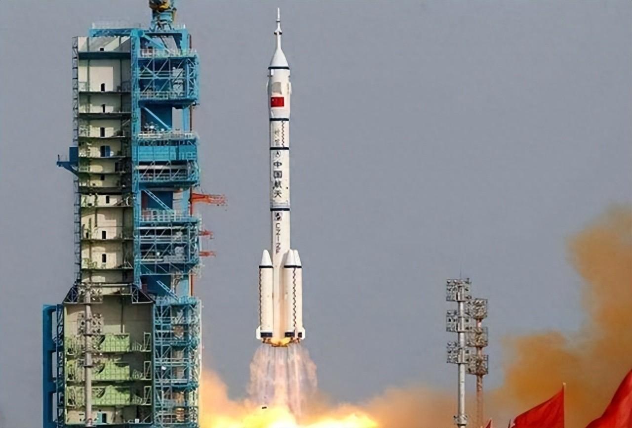 中喊出,酒泉卫星发射中心长征2号f火箭运载着神舟5号飞船顺利进入太空