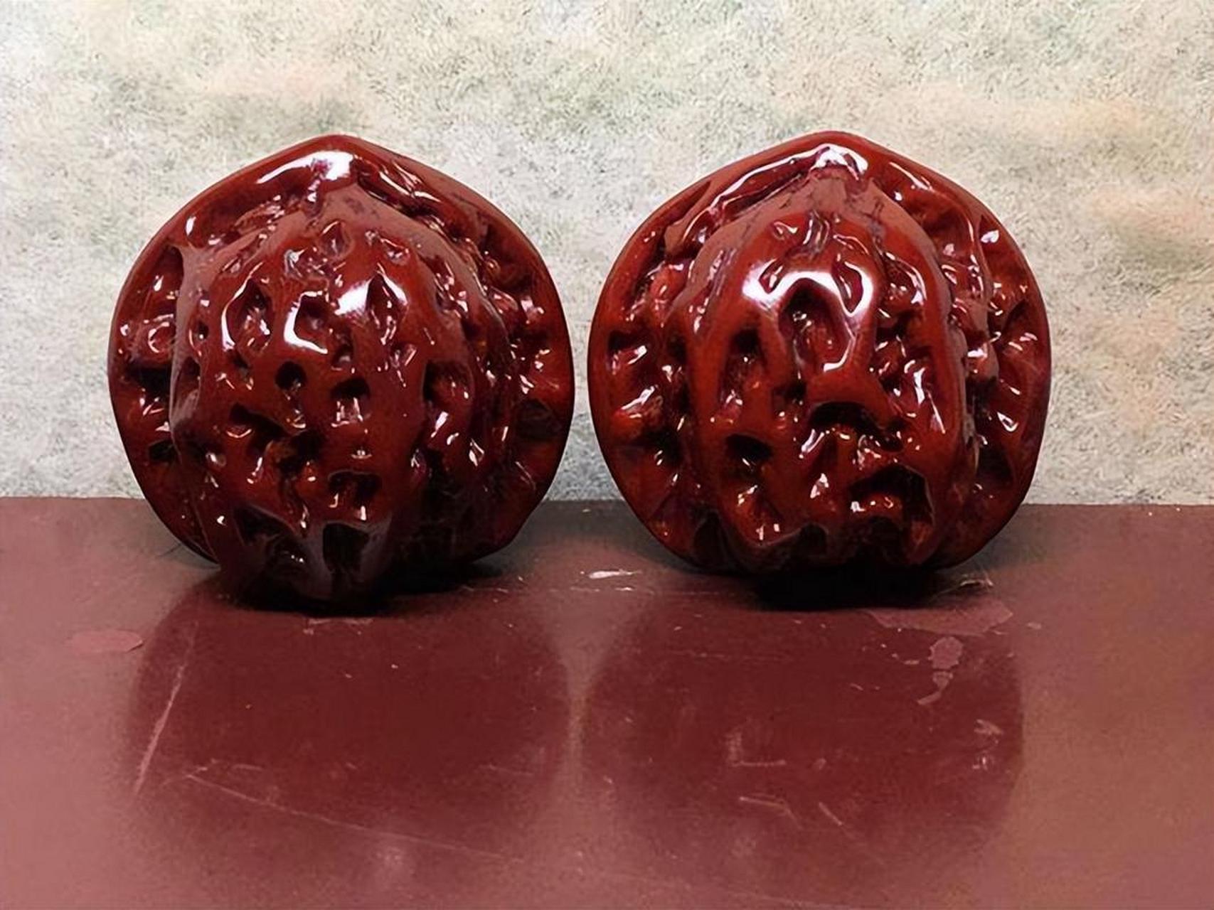 核桃文玩上色需时间与油脂共舞,掌握多盘与多刷的平衡是关键.