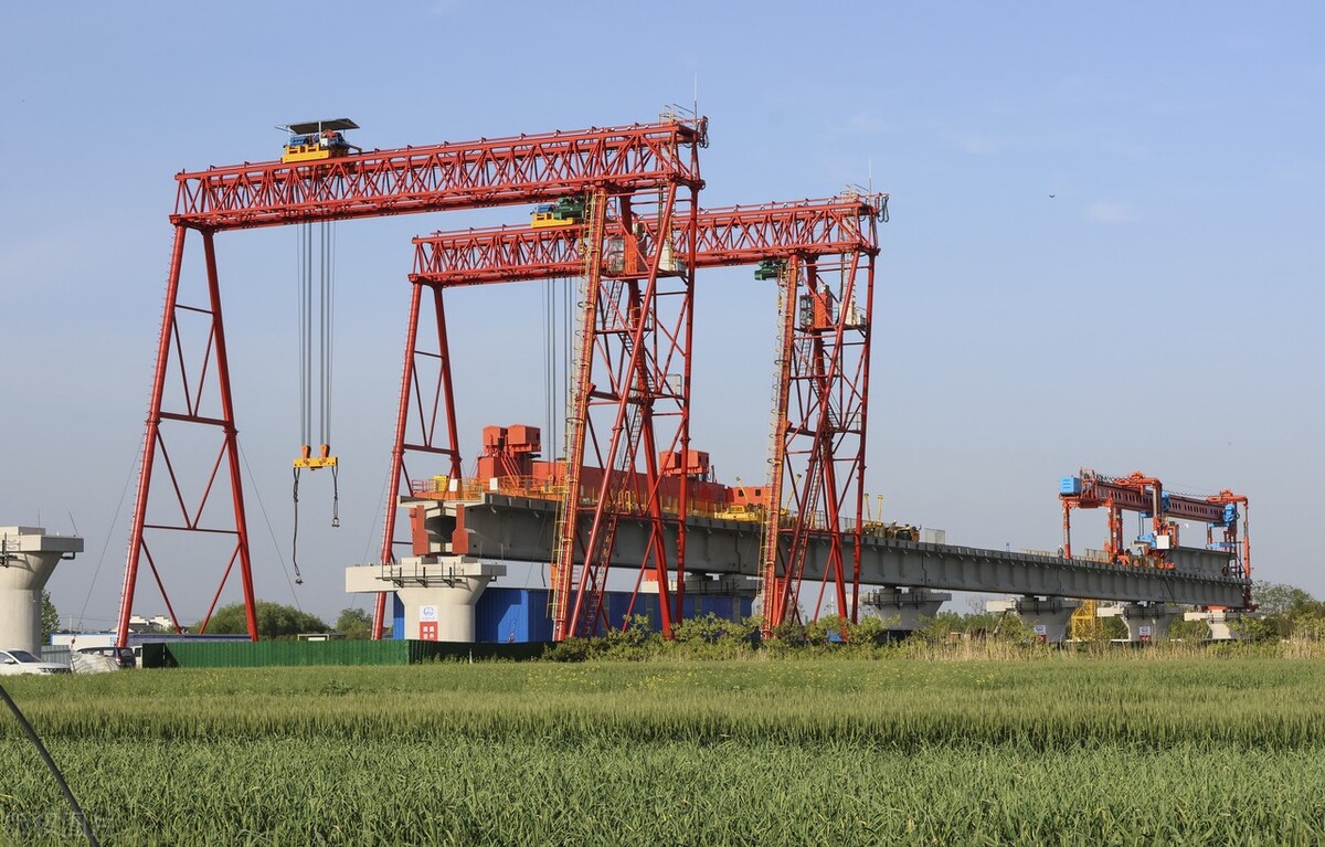江苏大丰港铁路支线加快架设t梁,全线共1230孔,已完成155孔