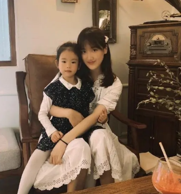 经超夫妇吃路边摊,小李琳被拍得眼神木讷憔悴不堪,与