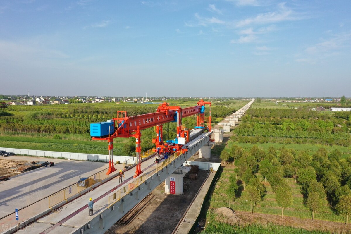 江苏大丰港铁路支线加快架设t梁,全线共1230孔,已完成155孔