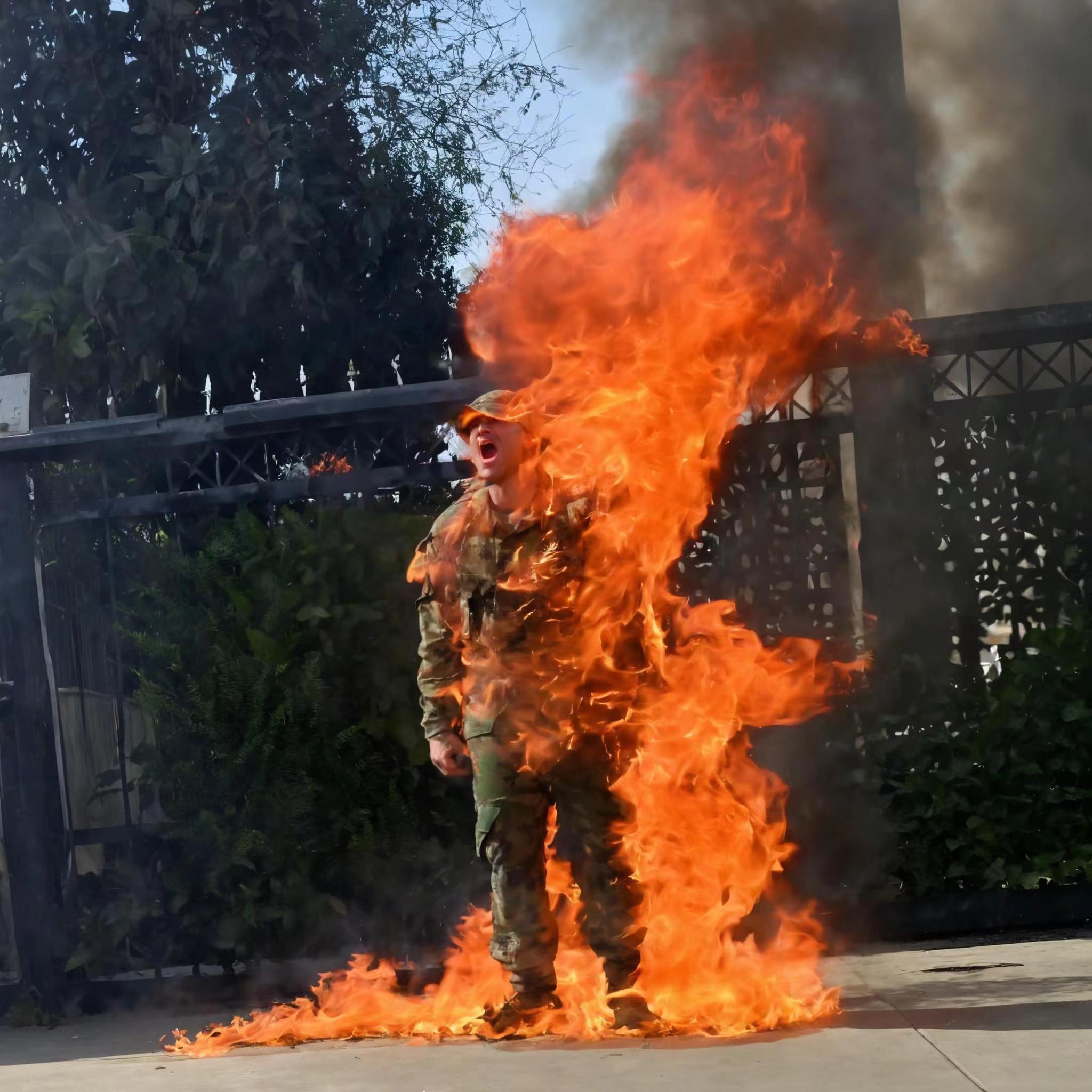 最近,全美多地高校纷纷爆发反战示威,学生们高举"加