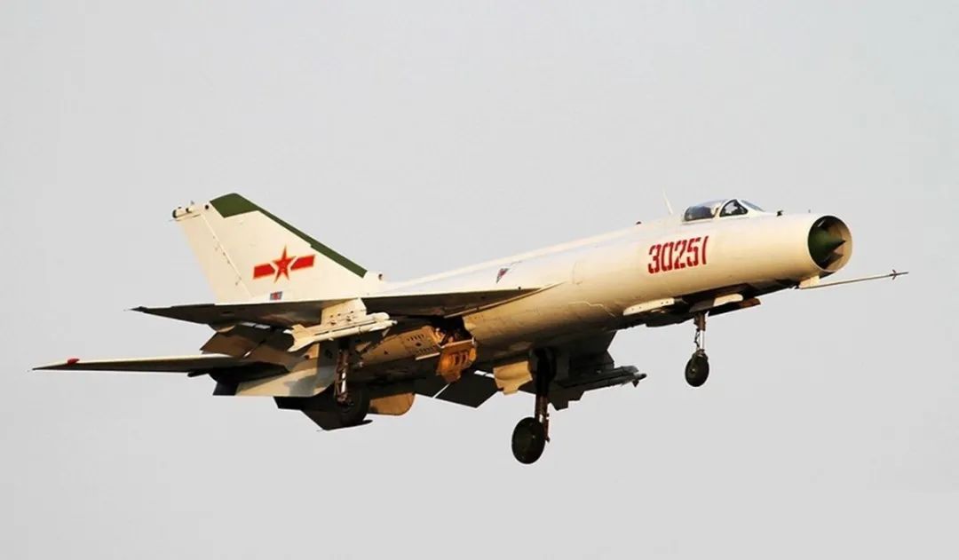 「枪挑美军f-22」的歼8战斗机,研发过程有多艰辛曲折?