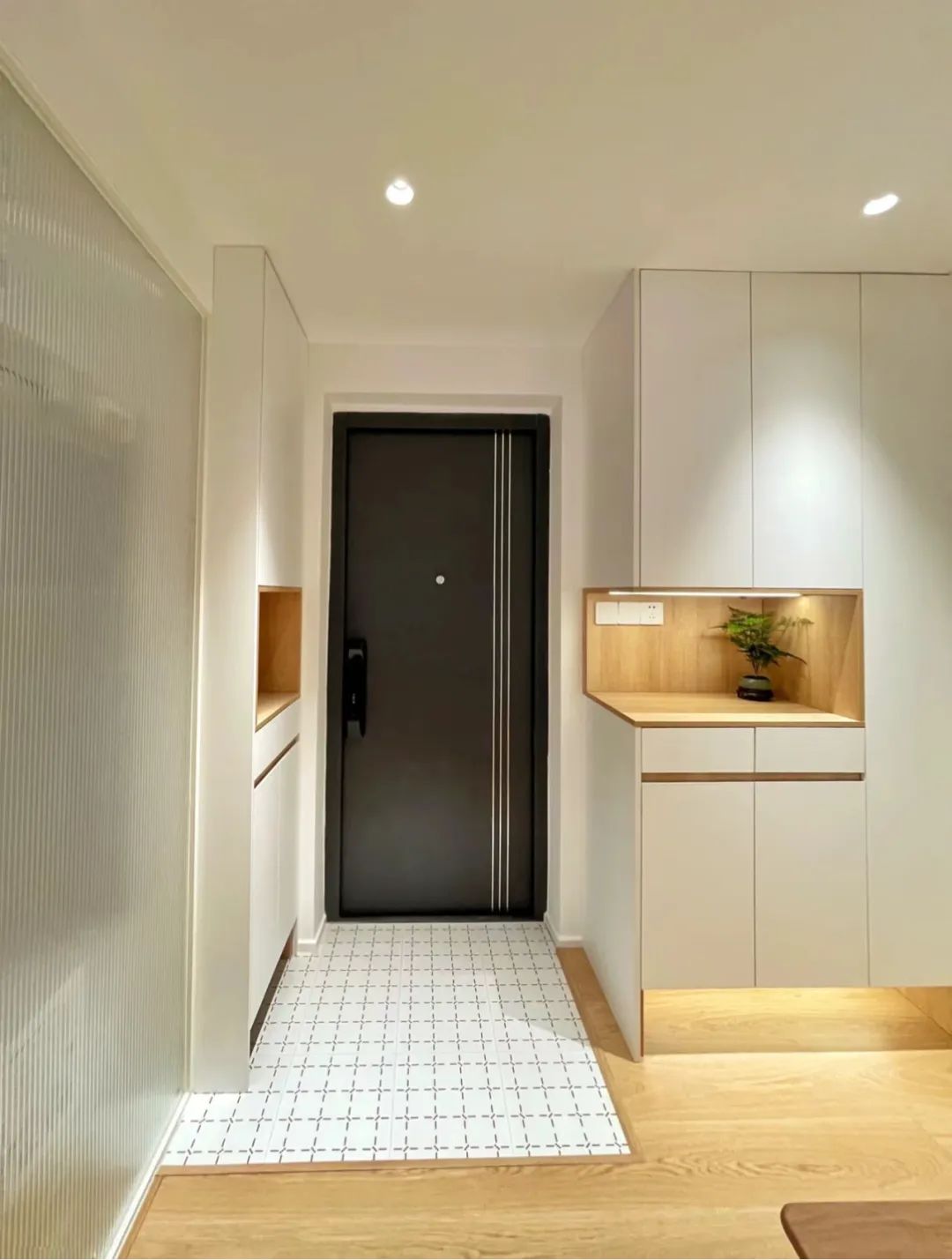 考虑到玄关面积不大,物品又多,就需要好好规划一番.