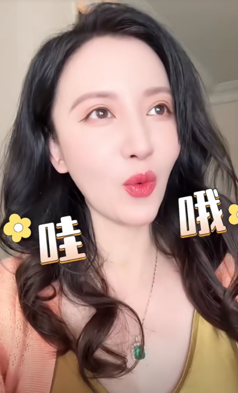 张萌庆祝结婚10周年,罕晒与富豪老公合影,住豪华酒店