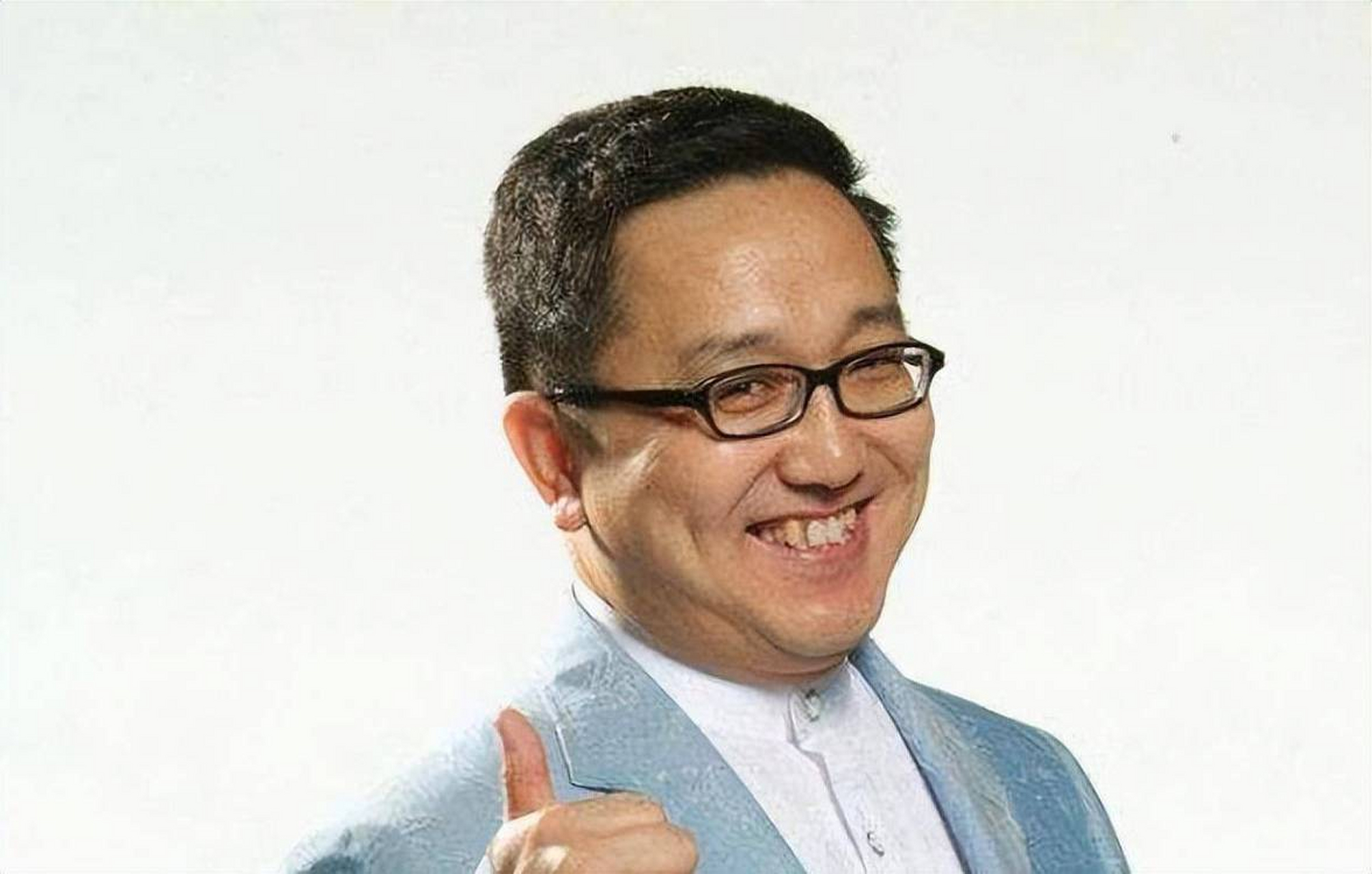 句号,小品界实力派演员,经历坎坷感情生活后终获幸福.