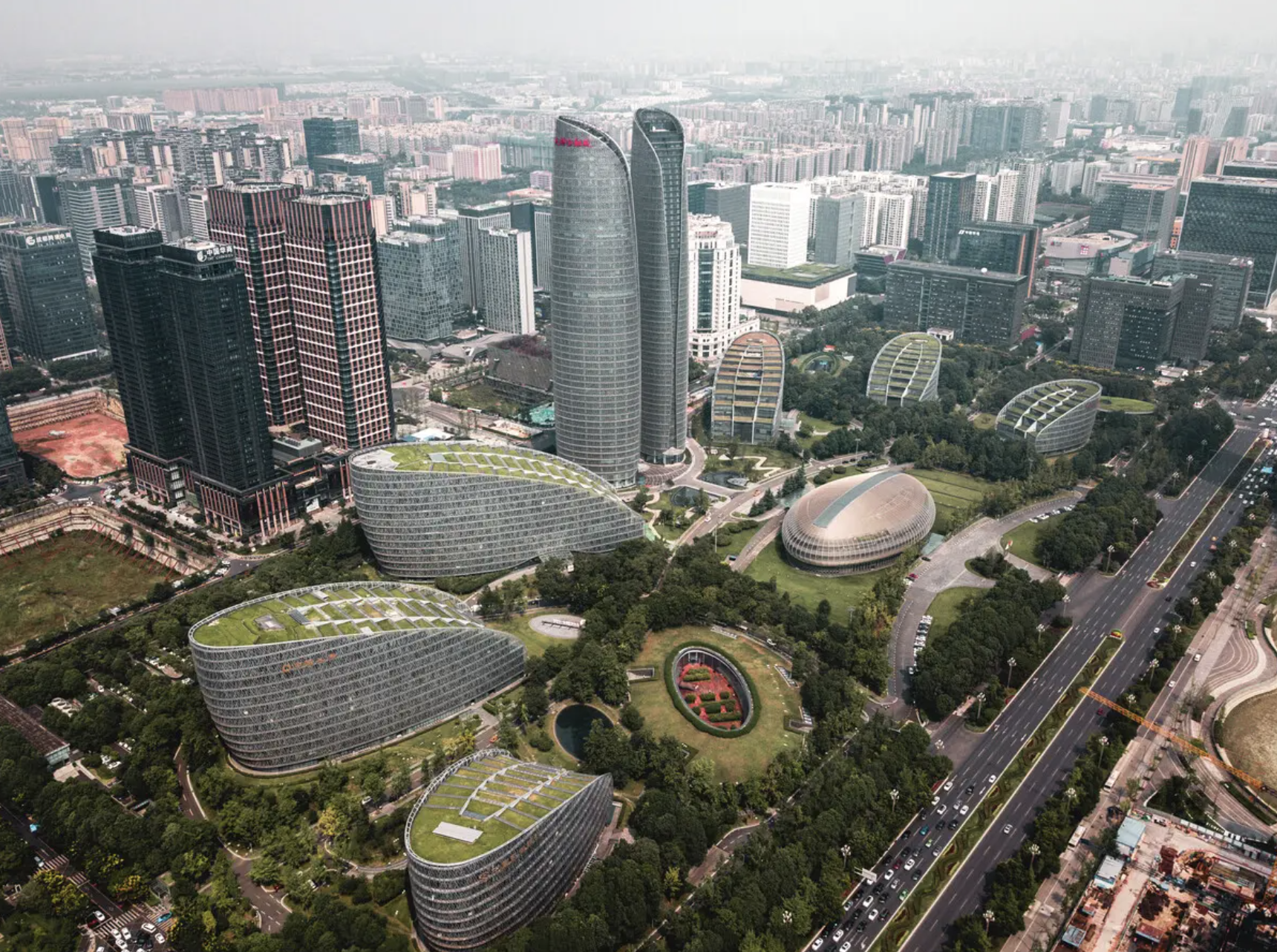 两人约在成都市中心最热闹的天府广场,上午11点碰面,本来想着跟对方吃