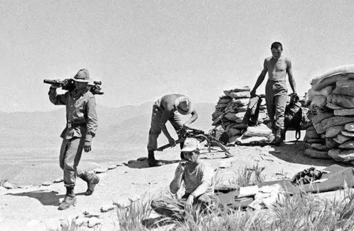 在1962年的中印边境冲突自卫反击战中,由印度军队统一管理和指挥的