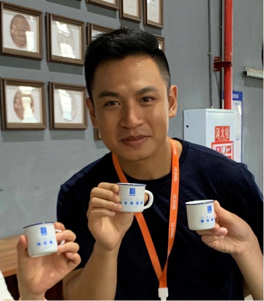 回顾著名主播何岩柯:含泪拯救母亲,将爱扩散,今40岁未婚也幸福