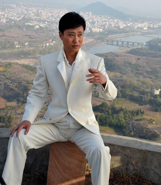 回顾70后军旅歌手耿为华:女粉丝倒追2年,离婚那天和