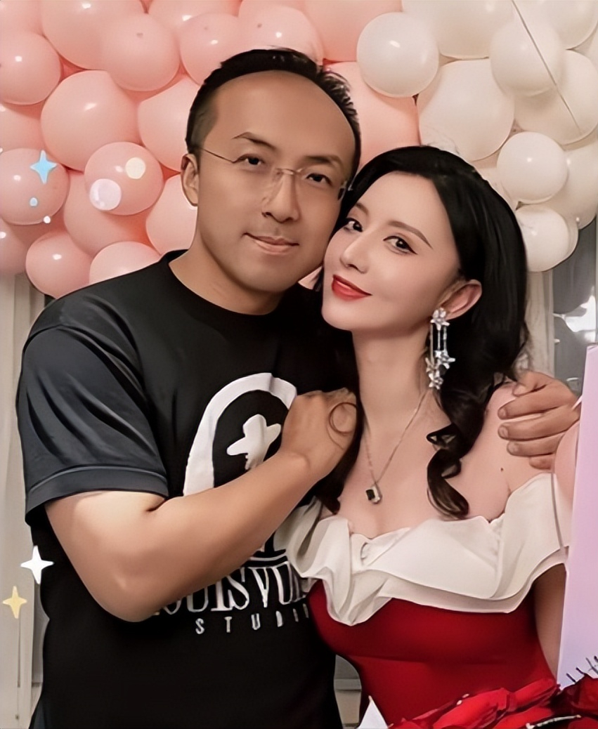 张萌庆祝结婚10周年,罕晒与富豪老公合影,住豪华酒店