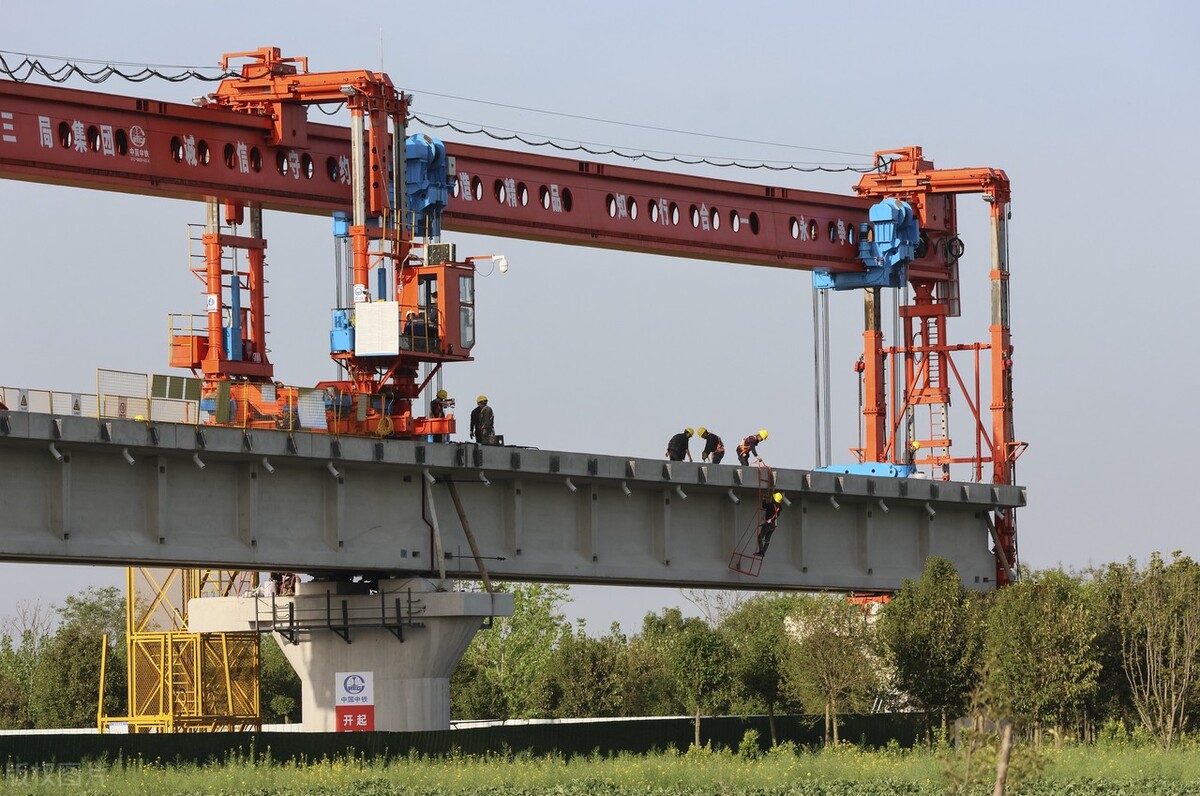 江苏大丰港铁路支线加快架设t梁,全线共1230孔,已完成155孔