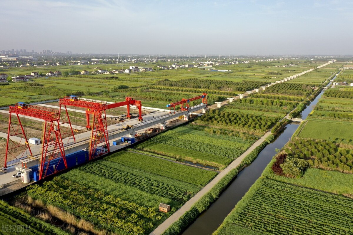 江苏大丰港铁路支线加快架设t梁,全线共1230孔,已完成155孔