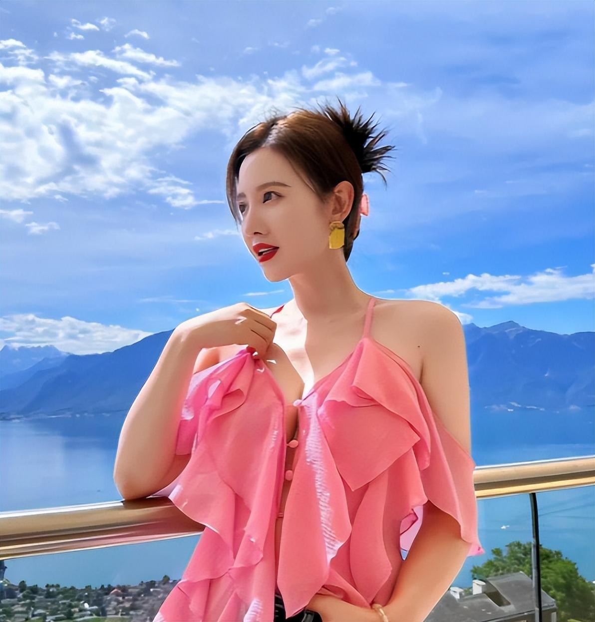 张萌庆祝结婚10周年,罕晒与富豪老公合影,住豪华酒店
