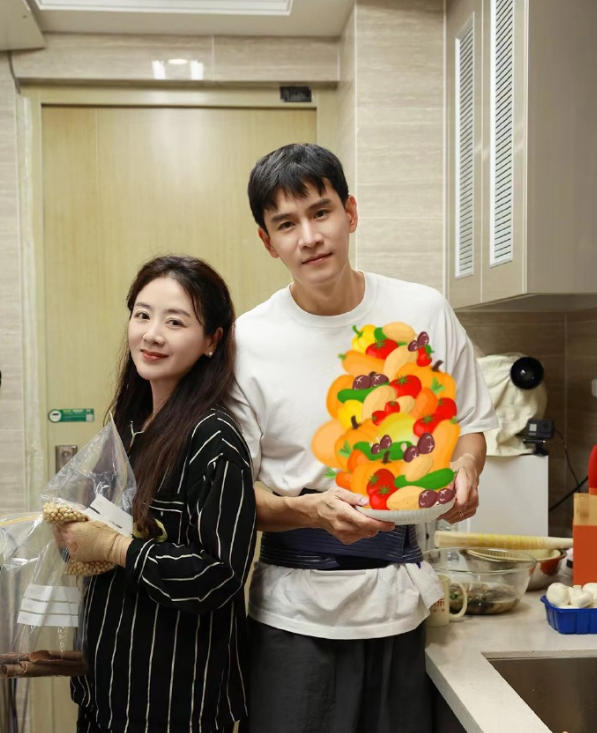 经超夫妇吃路边摊,小李琳被拍得眼神木讷憔悴不堪,与