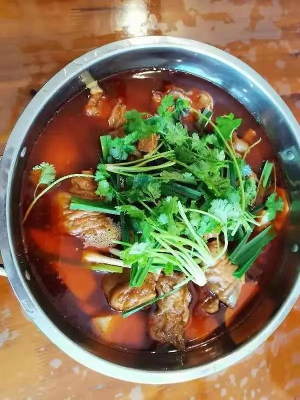 开阳豆花牛肉:以鲜嫩的豆花和牛肉为主要食材,配以特制的调料