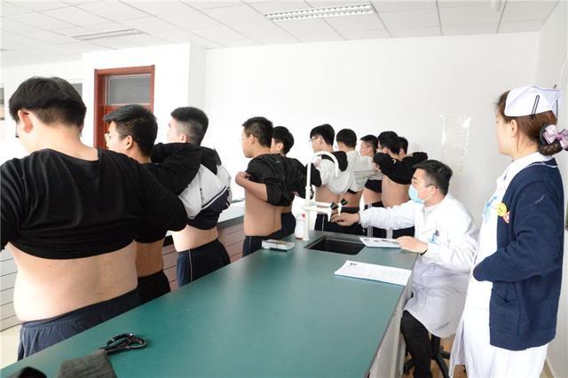 高考体检需要"脱光光"?高三准考生"羞红脸",班主任说出真相