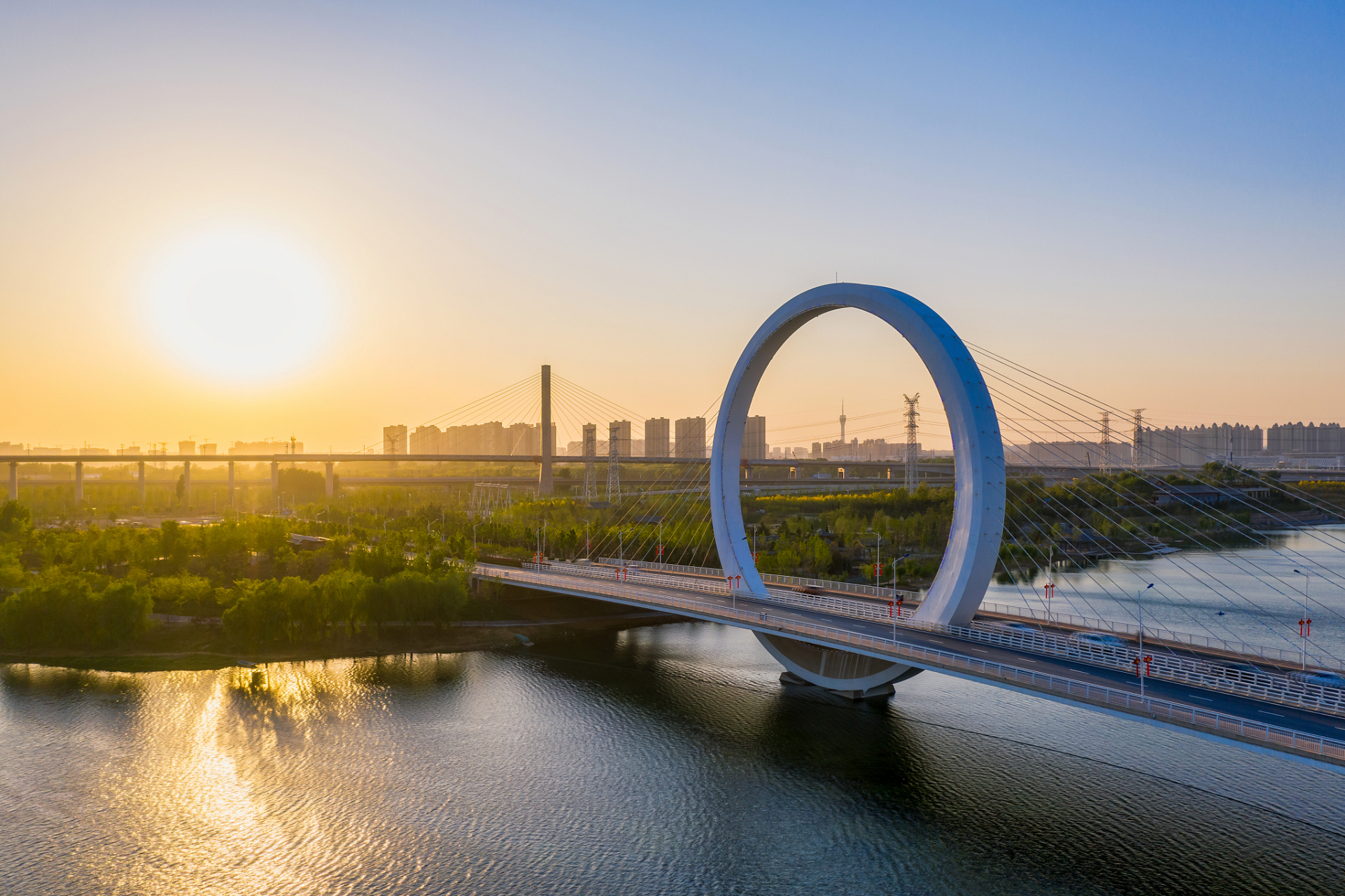 周末去哪儿玩# 郑州蝶湖公园的核心,便是那座备受瞩目的"戒指桥".