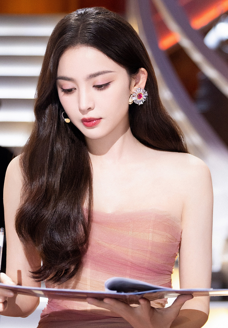 粉色浪漫的古力娜扎