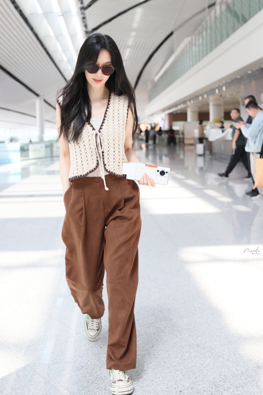 张俪机场街拍,这穿搭真的好有品味太美了!#春季变美计划