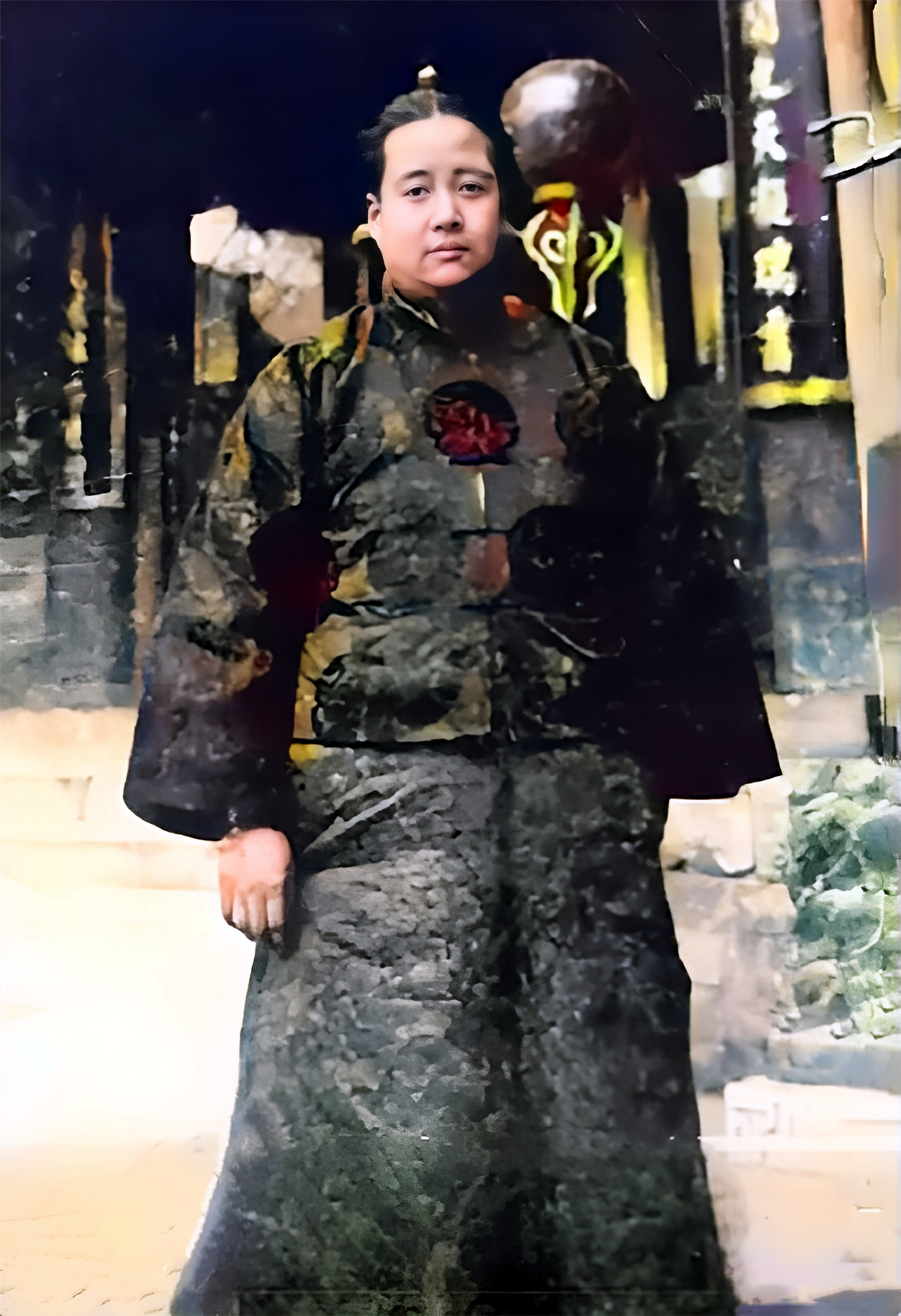 这位长相富态细皮嫩肉的年轻人正是皇后婉容的同胞哥哥郭布罗·润良