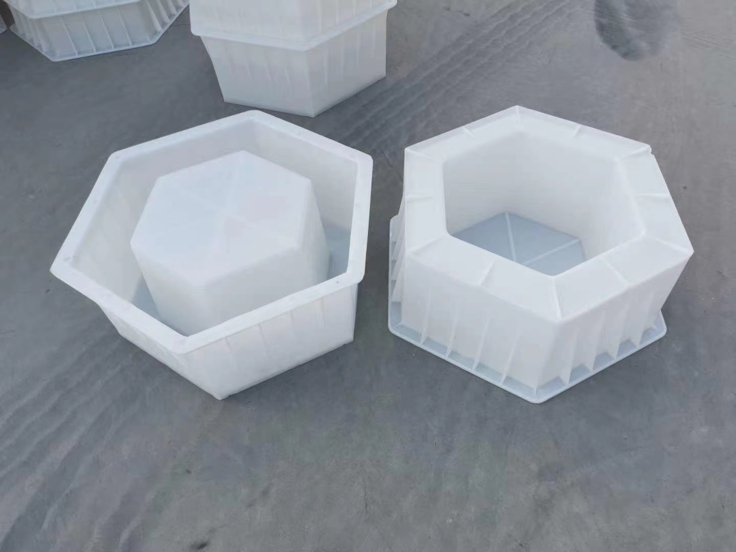 六角护坡模具是用于制作混凝土六角形块体的塑料模具,通常采用高强度